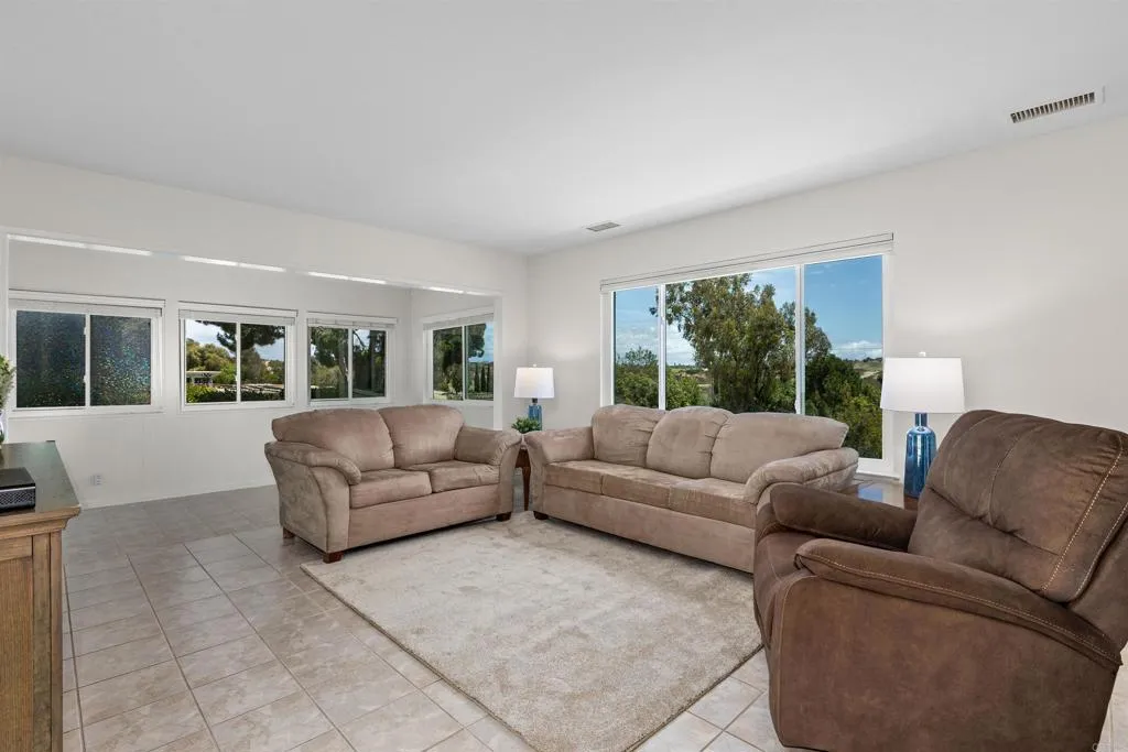 https://cdn.realtyfeed.com/cdn/127/306730903/549aa9be6103deca245e33c7471dddad.webp