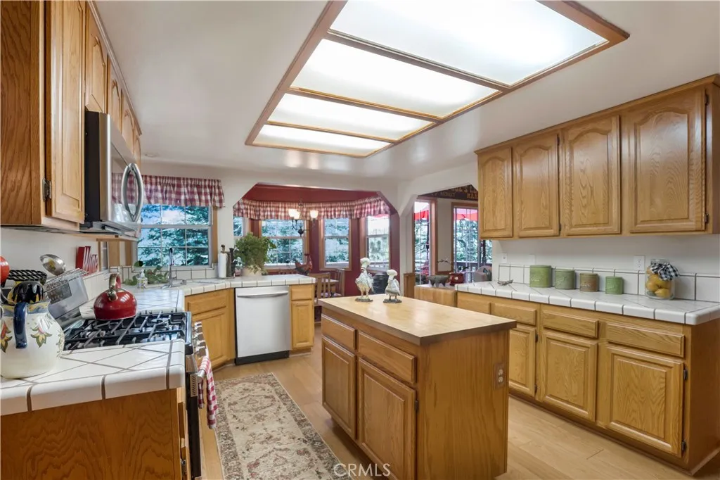615 San Benito, Lake Arrowhead, CA 92352 - Photo 4 of 41, Lake Arrowhead, CA