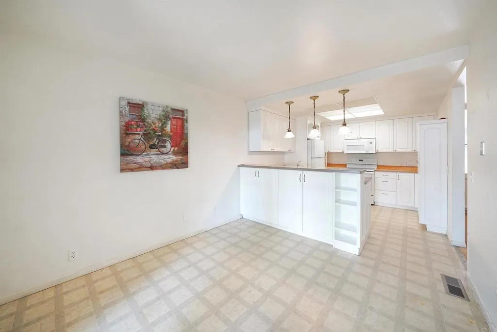 https://cdn.realtyfeed.com/cdn/127/306731685/884461f2383dc0584036a145ef4e865f.webp
