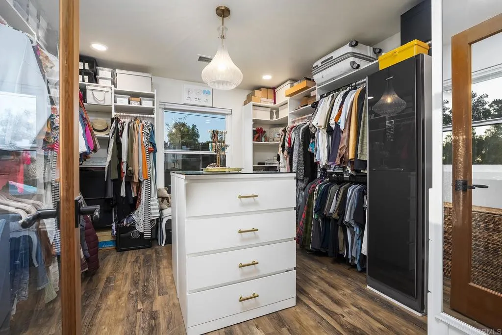 https://cdn.realtyfeed.com/cdn/127/306732068/4ecbba7bb4ed3bbedbbe61128e8c373f.webp
