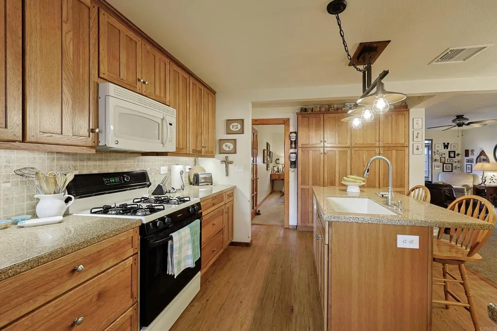 https://cdn.realtyfeed.com/cdn/127/306732502/25db65f20e21c04be1a49af97a0f8b86.webp