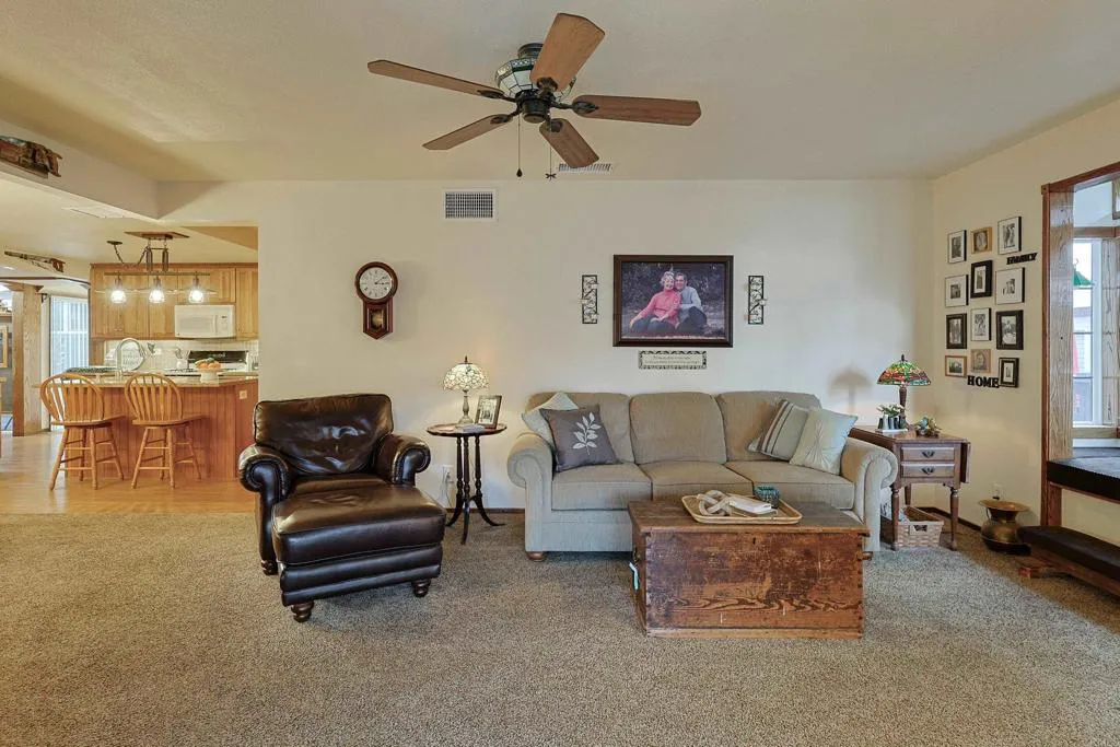 https://cdn.realtyfeed.com/cdn/127/306732502/5009cfa00b7fea4543702d3fc00d3732.webp