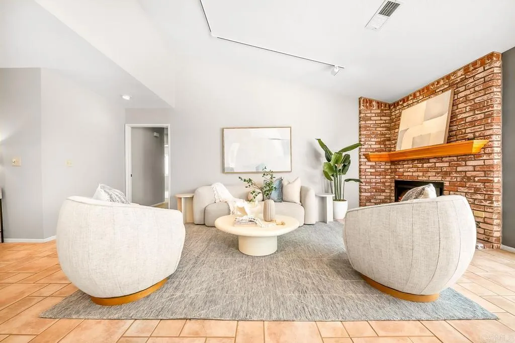 https://cdn.realtyfeed.com/cdn/127/306732505/71b8d1aa1137a301a861719a85796d17.webp