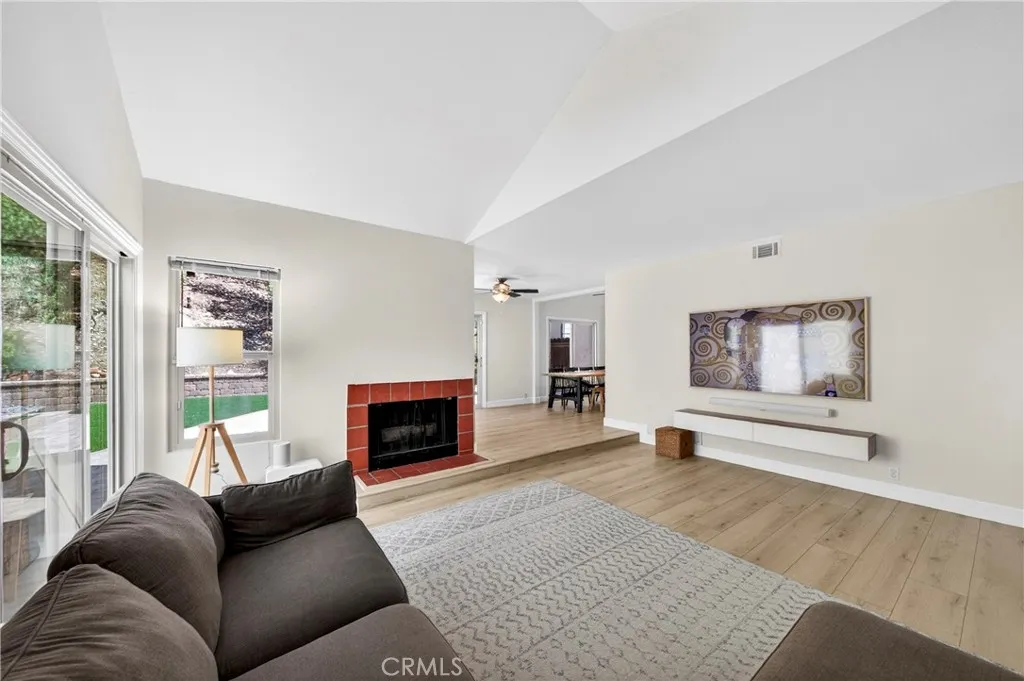 https://cdn.realtyfeed.com/cdn/127/306732795/097f1c0ba75ee9daaaecfeec02d013d3.webp