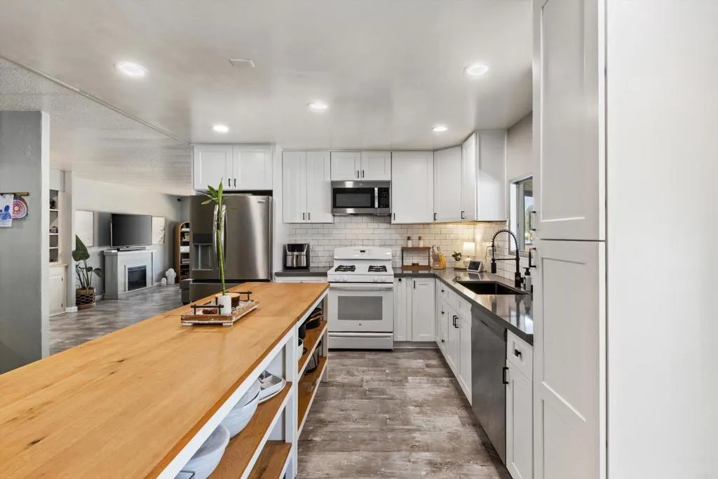 https://cdn.realtyfeed.com/cdn/127/306733114/8347bfe3d080de7129cc1f6aeee186bc.webp