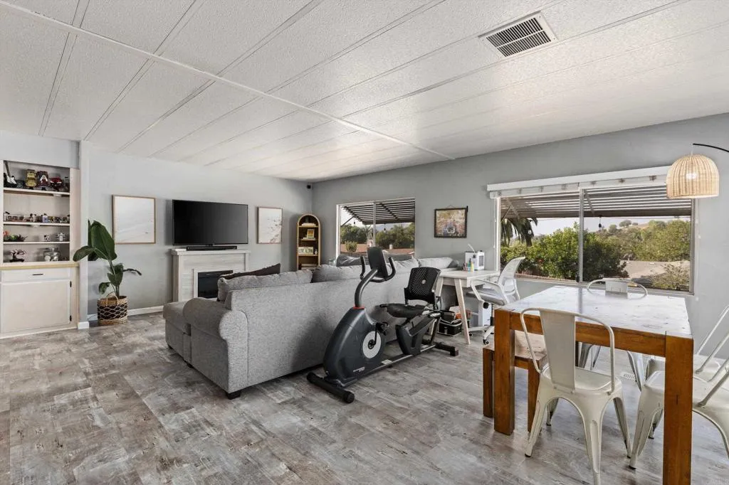 https://cdn.realtyfeed.com/cdn/127/306733114/a0d64e4e889395b783d75215c38e2019.webp