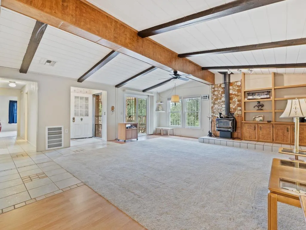 https://cdn.realtyfeed.com/cdn/127/306733185/ee554446be8804f0a9170b04b28b6da7.webp