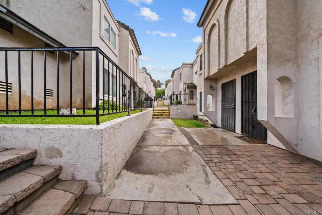 https://cdn.realtyfeed.com/cdn/127/306733221/79c7ffb27cd114afd0badb12a920f7d9.webp