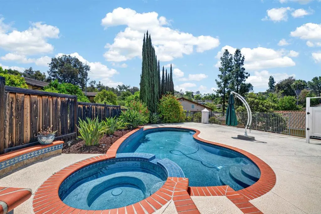 https://cdn.realtyfeed.com/cdn/127/306733227/752da81d991240f051e539381ffdeaf0.webp