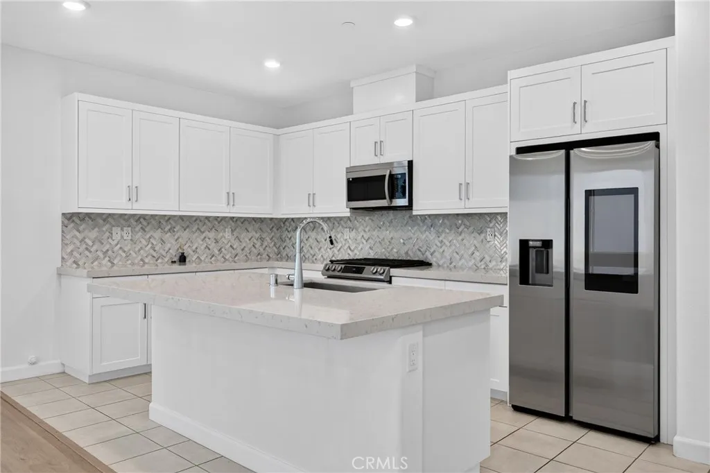 https://cdn.realtyfeed.com/cdn/127/306733399/64cf7b6648068d67600ec51cfba520c3.webp