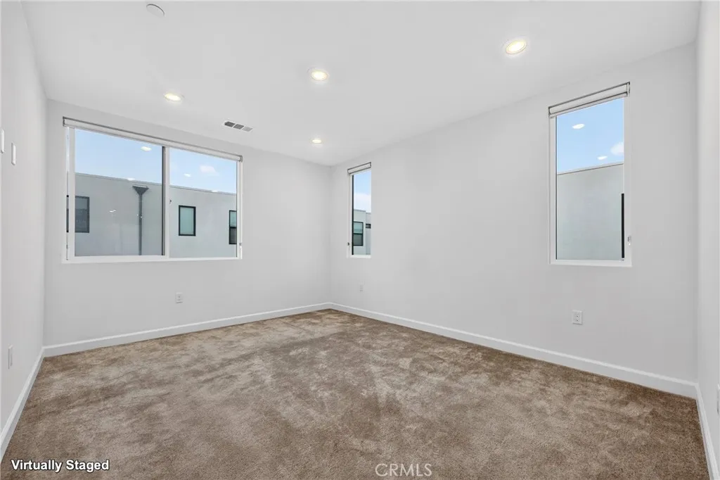 https://cdn.realtyfeed.com/cdn/127/306733399/de1fe995459cd170fbabb26aa4ca8bfc.webp