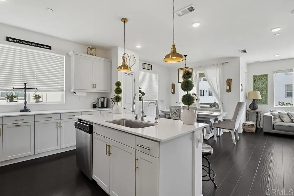https://cdn.realtyfeed.com/cdn/127/306733461/b7627a6a62e976d3bbd08b0ce5d779a1.webp