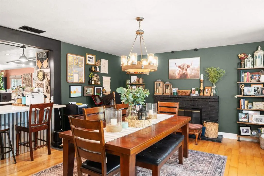 https://cdn.realtyfeed.com/cdn/127/306733544/5bfe2658b4770798c6bd017cc6e1539d.webp