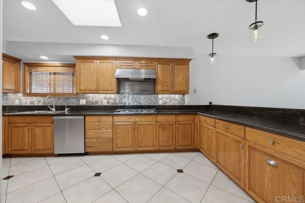 https://cdn.realtyfeed.com/cdn/127/306733550/a048669e4acd9b746101ff6fcecf81f7.webp