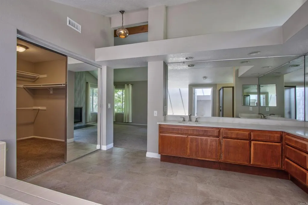 https://cdn.realtyfeed.com/cdn/127/306733631/42dfc49b3f7c84703fdb9a1ccb392c65.webp