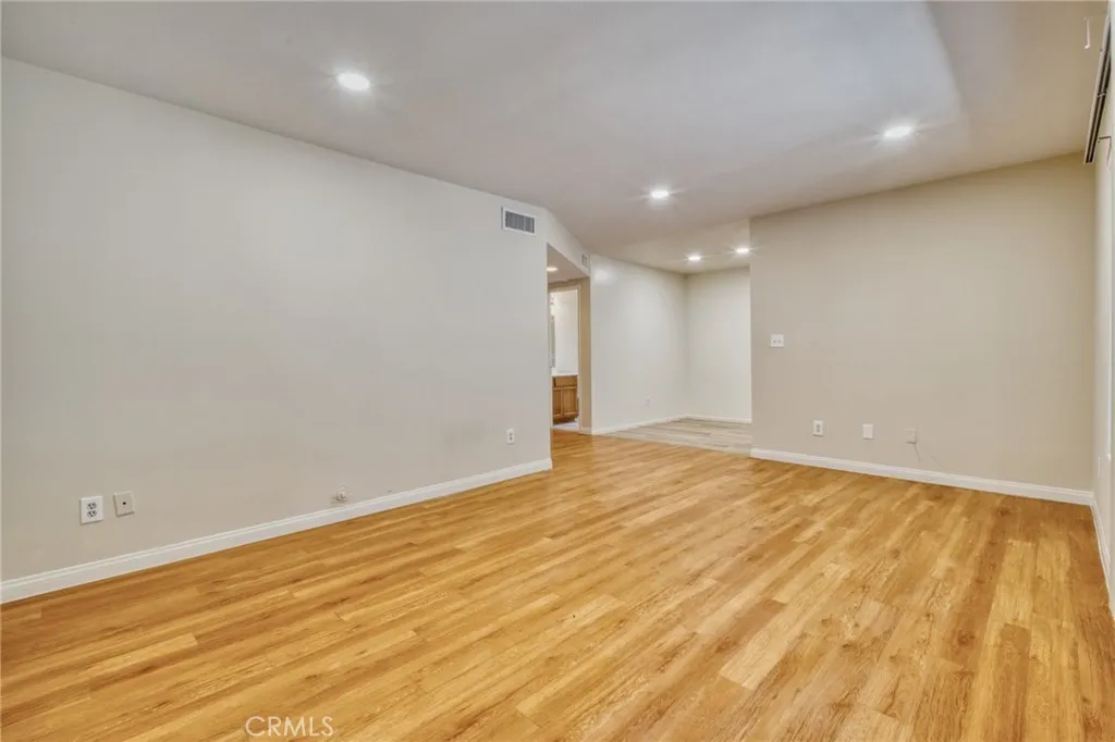 4546 Murietta Avenue Unit 105, Sherman Oaks, CA 91423 - Photo 3 of 17, Sherman Oaks, CA