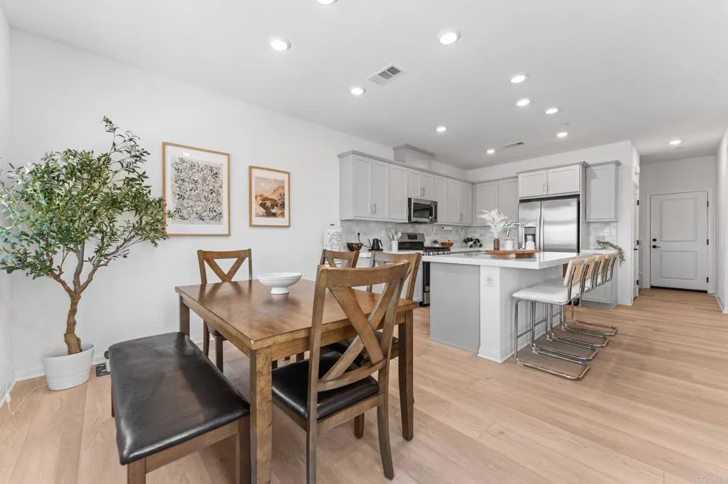 https://cdn.realtyfeed.com/cdn/127/306734443/9d09ab1c4790cc5d010b2a21d375bcf3.webp
