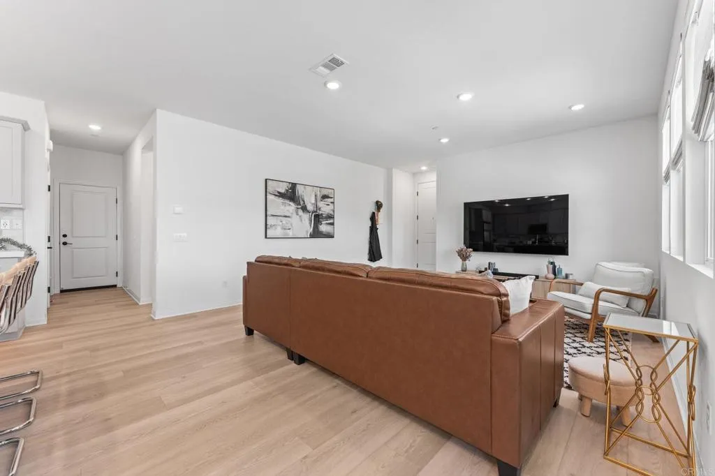 https://cdn.realtyfeed.com/cdn/127/306734443/cb78ea0bdb75bc7b322f5f4007103965.webp