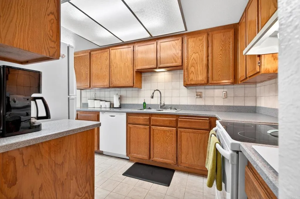 https://cdn.realtyfeed.com/cdn/127/306734506/82bcc16f3efe84391fefafbcc53c06f2.webp