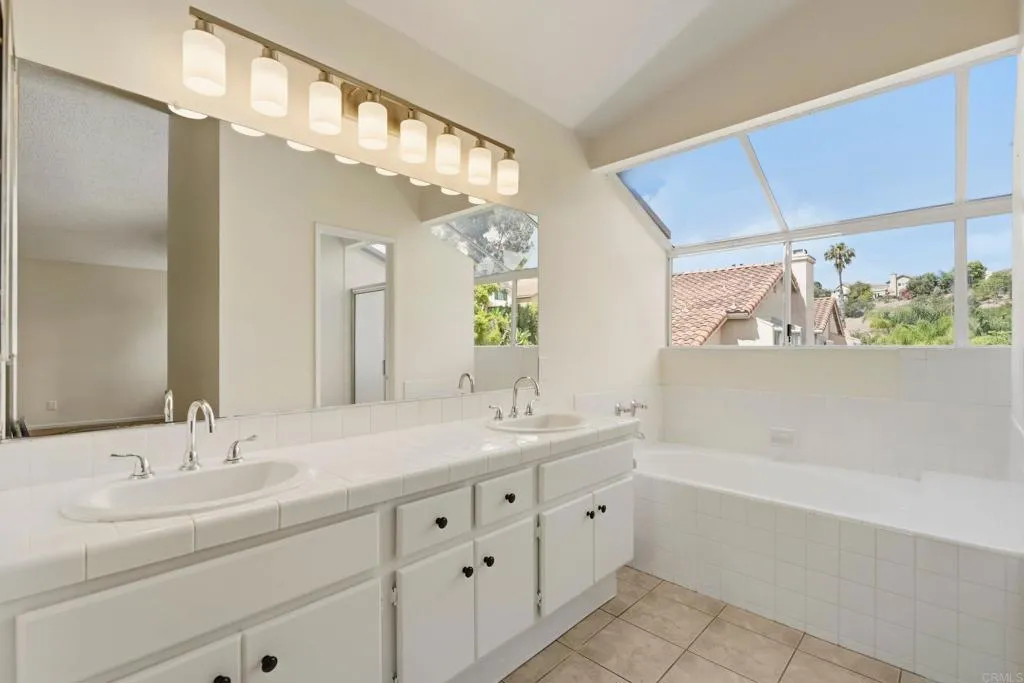 https://cdn.realtyfeed.com/cdn/127/306734575/7cd01d4ac4b123237714124d384411c8.webp