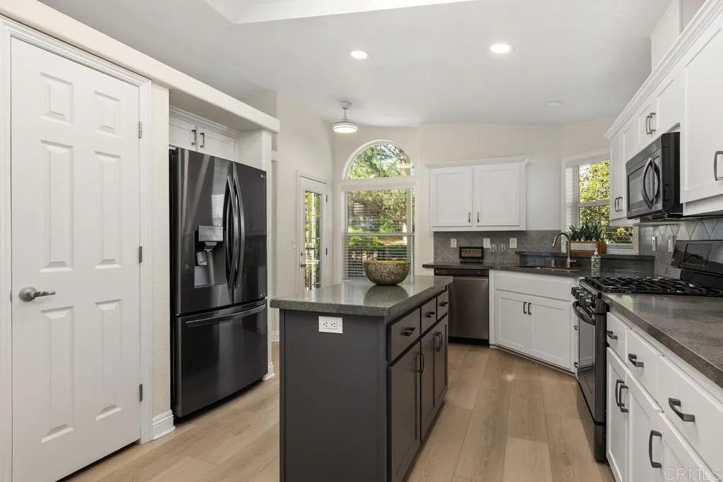 https://cdn.realtyfeed.com/cdn/127/306734633/f3db542f4fba58c82503d6c31a3d137a.webp