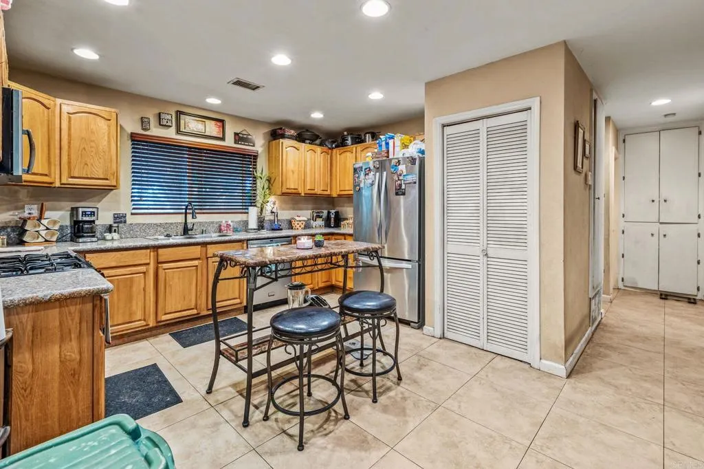 https://cdn.realtyfeed.com/cdn/127/306734803/640bd0c658909f518e70b9ebab4960d6.webp