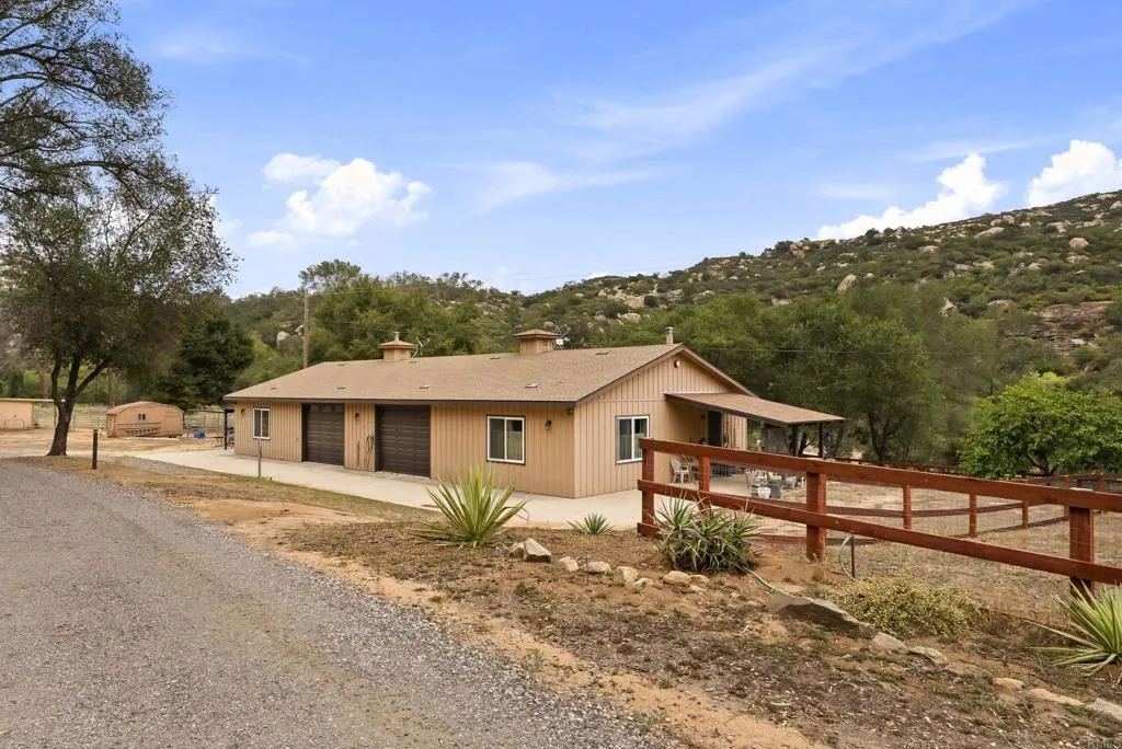 https://cdn.realtyfeed.com/cdn/127/306734867/2f40539cff18a8775706b7ce3c887a2e.webp