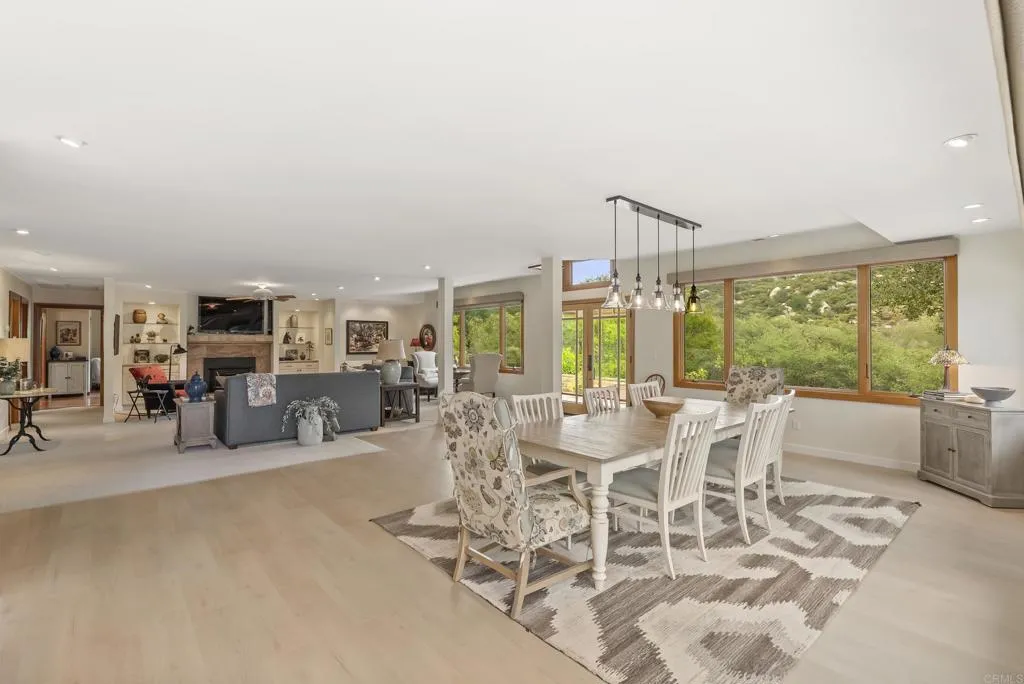 https://cdn.realtyfeed.com/cdn/127/306734867/81ae4b4dc684fdf87e9f1398167605bf.webp