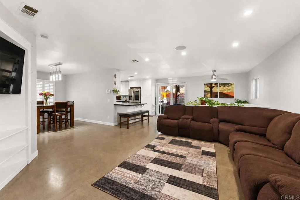 https://cdn.realtyfeed.com/cdn/127/306735092/93d00576c2c30256affcd8230738d0a7.webp