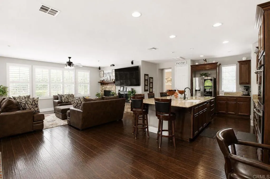 https://cdn.realtyfeed.com/cdn/127/306735272/cf6d291b9ce0e07e58ef3e171742fe19.webp