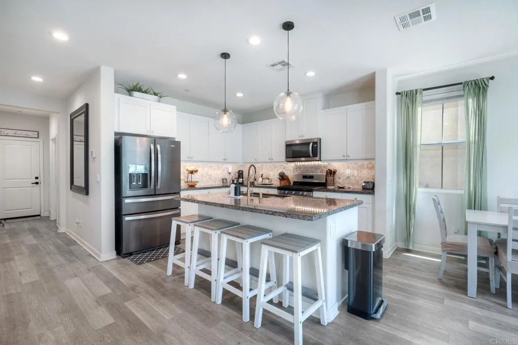 https://cdn.realtyfeed.com/cdn/127/306735275/962050a62efe62813605bd3327c821d5.webp