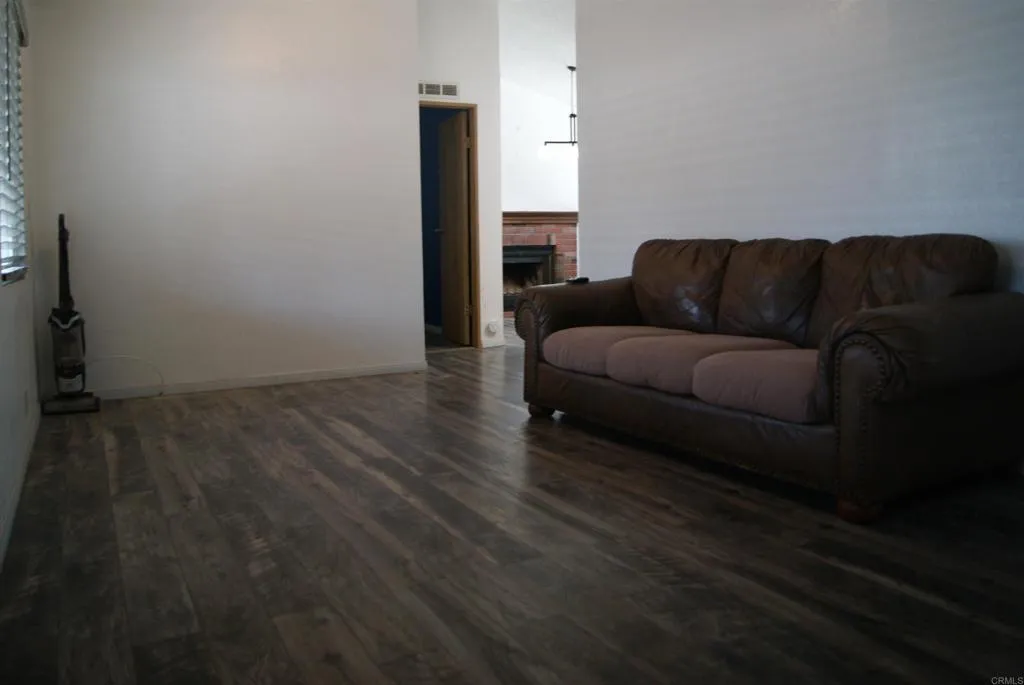 https://cdn.realtyfeed.com/cdn/127/306735559/166fd8d59169a00757b4820535ce737c.webp