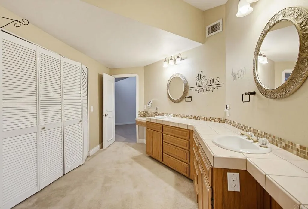 https://cdn.realtyfeed.com/cdn/127/306735648/4691d99499b46cf43531408ae23a5c49.webp