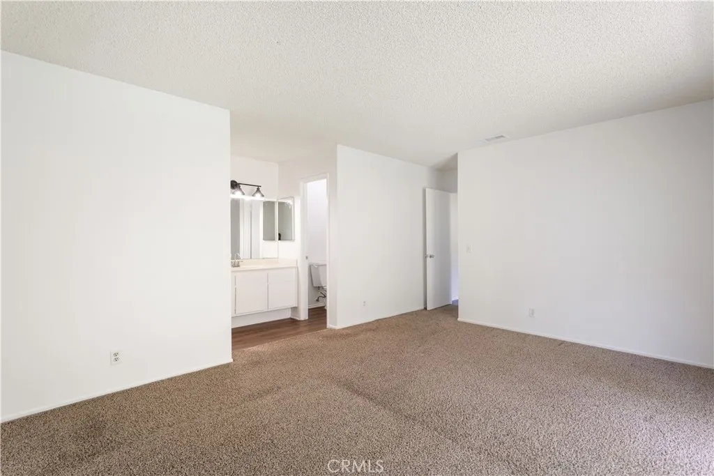 https://cdn.realtyfeed.com/cdn/127/306735719/9b06ffc275104938f18c548453e543f2.webp