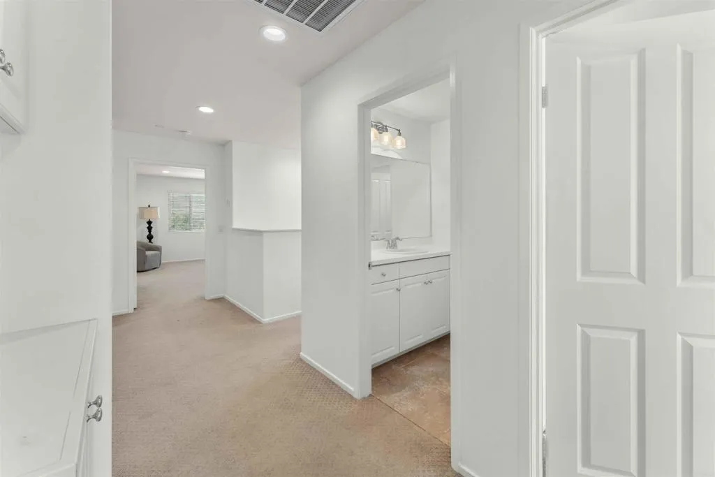 https://cdn.realtyfeed.com/cdn/127/306735722/f8f3ff21ea99d6d5368b3da6431e299b.webp