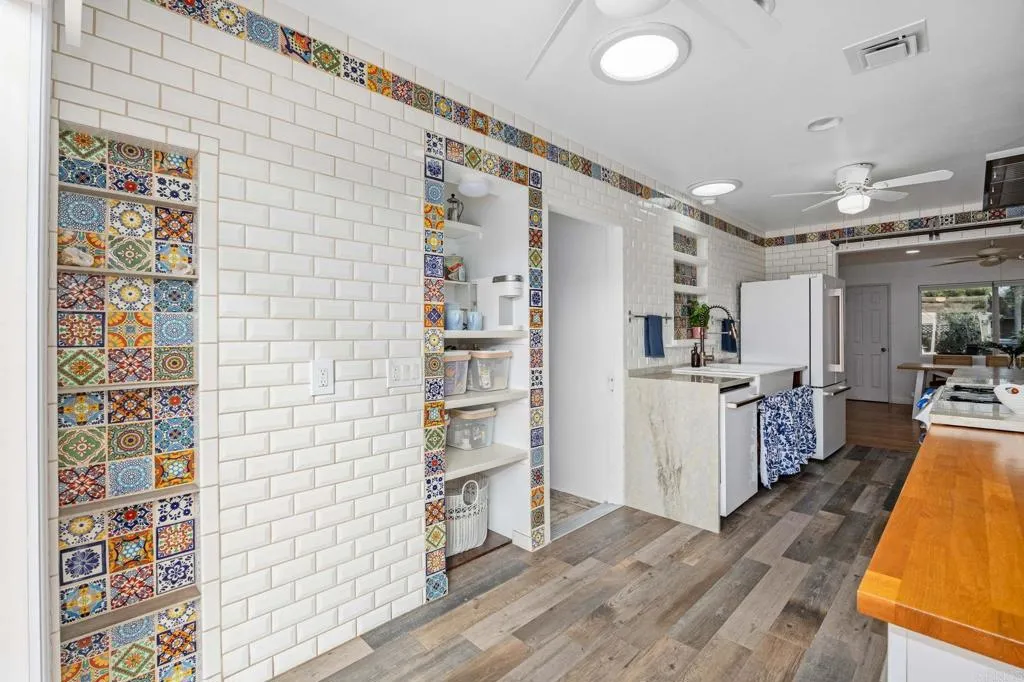 https://cdn.realtyfeed.com/cdn/127/306735962/37aaa8be488618bd890be2211ef7fc91.webp