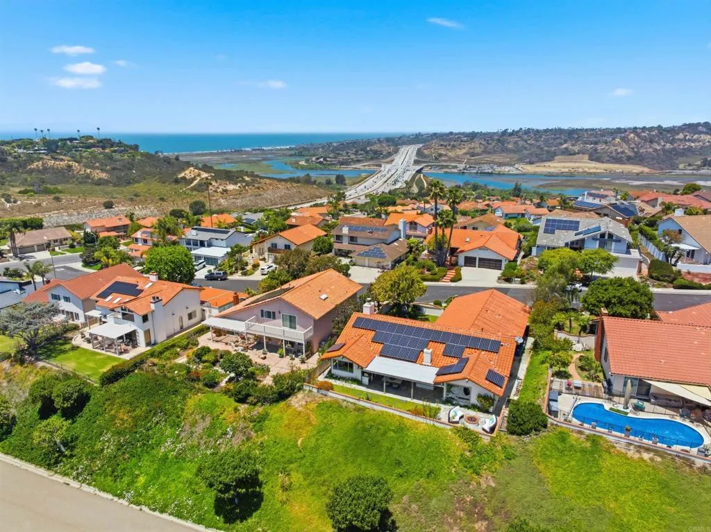 https://cdn.realtyfeed.com/cdn/127/306735964/48b56fbc135aa3f3b54587a789ae3fa8.webp