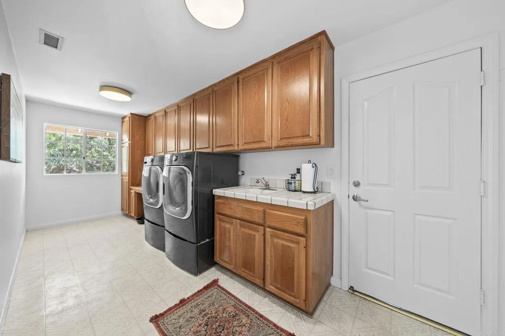 https://cdn.realtyfeed.com/cdn/127/306735977/1e3b74480fbede528c34b192a24462b3.webp