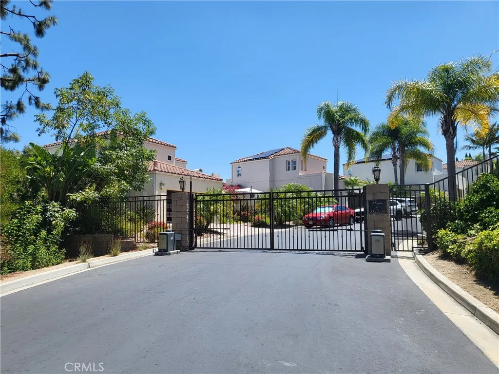 https://cdn.realtyfeed.com/cdn/127/306736217/b233ceaab2d880cfe94839184d746bd4.webp