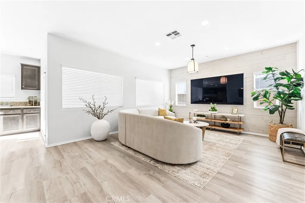 https://cdn.realtyfeed.com/cdn/127/306736242/2798ff9df32c073eb956f664fd7edbb7.webp