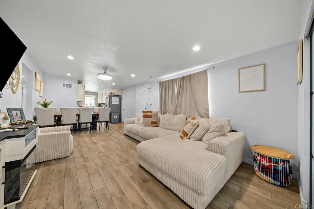 https://cdn.realtyfeed.com/cdn/127/306736473/cb5d9e2c7ed32f81f9a98037dddcfae6.webp