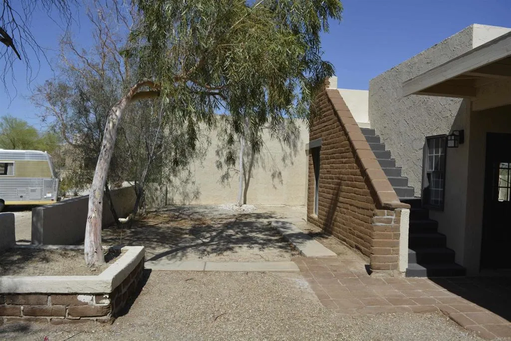 https://cdn.realtyfeed.com/cdn/127/306736546/b5898db7a5f2421fa6c84e52b352d94a.webp