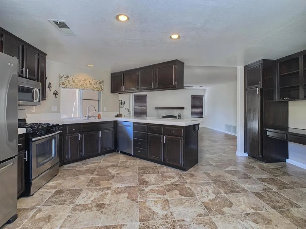 https://cdn.realtyfeed.com/cdn/127/306736772/a04dfb6a526806e69525a5b727c7ffb0.webp