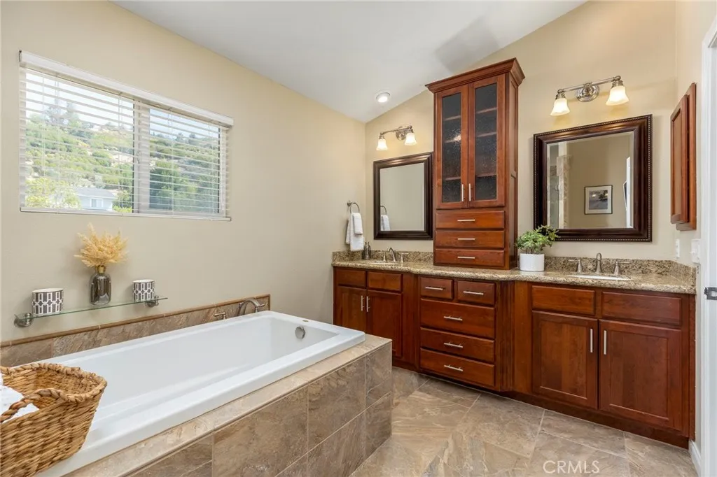 https://cdn.realtyfeed.com/cdn/127/306737235/118f8e1ddba97793bc4e556149acd25b.webp