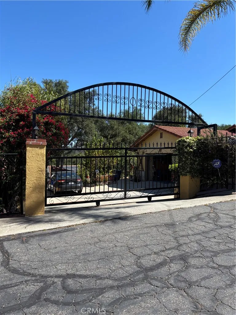 https://cdn.realtyfeed.com/cdn/127/306737699/e0338dbc8a88453d39352b3af109f941.webp