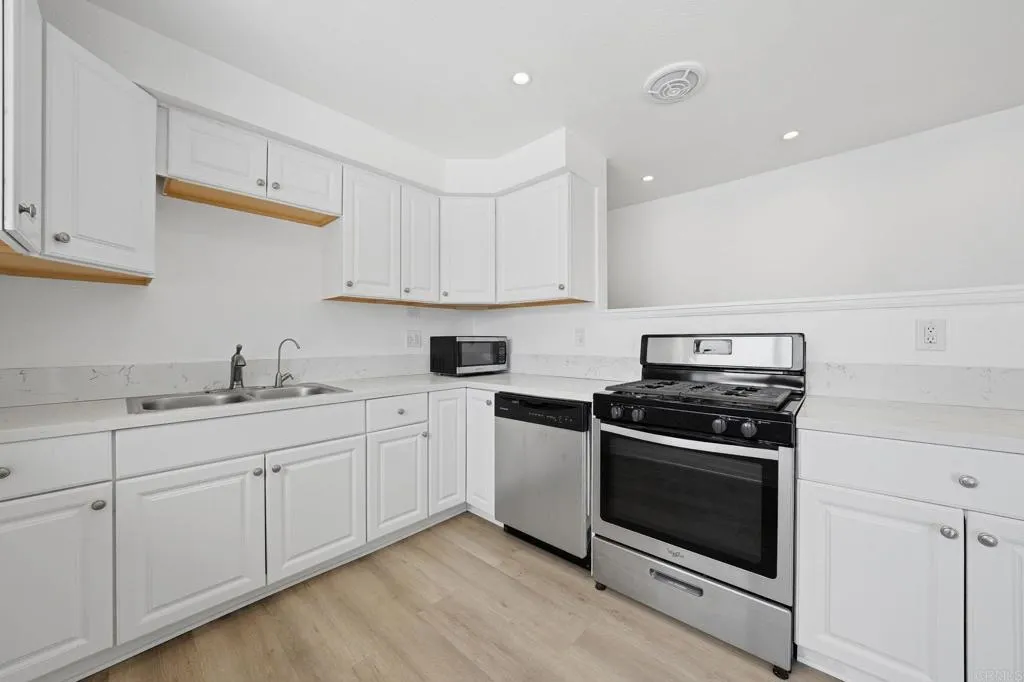 https://cdn.realtyfeed.com/cdn/127/306737907/07cb6f6ff39eb32e7cb19e6f11a0880a.webp