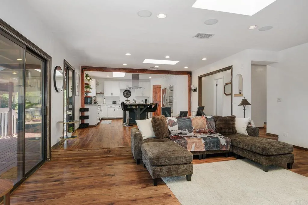 https://cdn.realtyfeed.com/cdn/127/306738106/aa93f4ecafe071f8fb378a3441fae7b7.webp