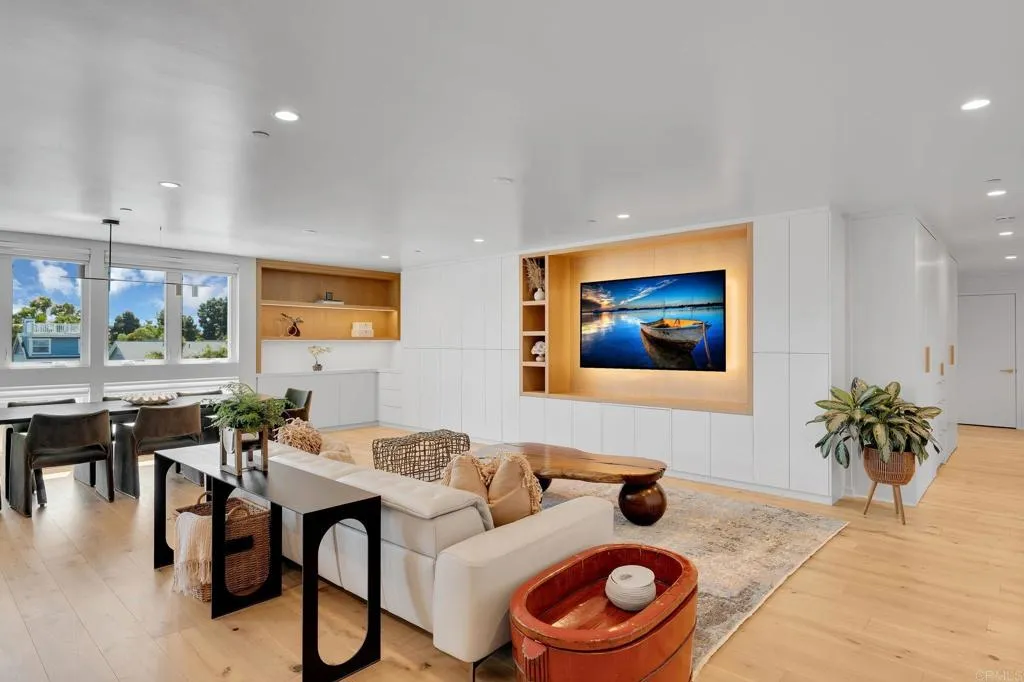 https://cdn.realtyfeed.com/cdn/127/306738232/4e117d9e23f2570ec07fe81720063028.webp