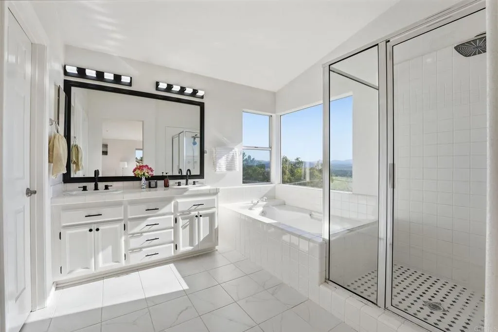 https://cdn.realtyfeed.com/cdn/127/306738845/616d175eaf934bbbf32c28759002cc30.webp