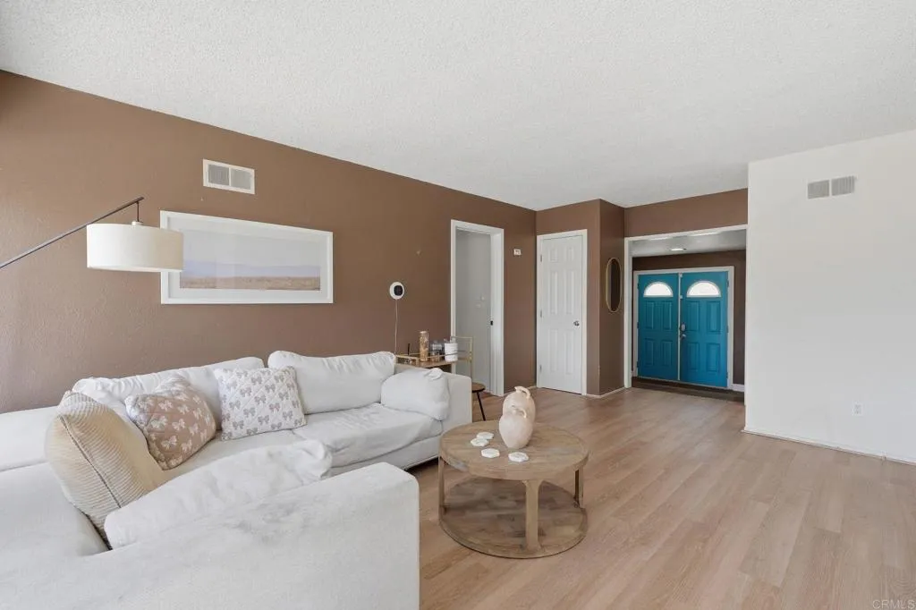 https://cdn.realtyfeed.com/cdn/127/306739019/a191fbed688ef764f7b87897bd9537ff.webp